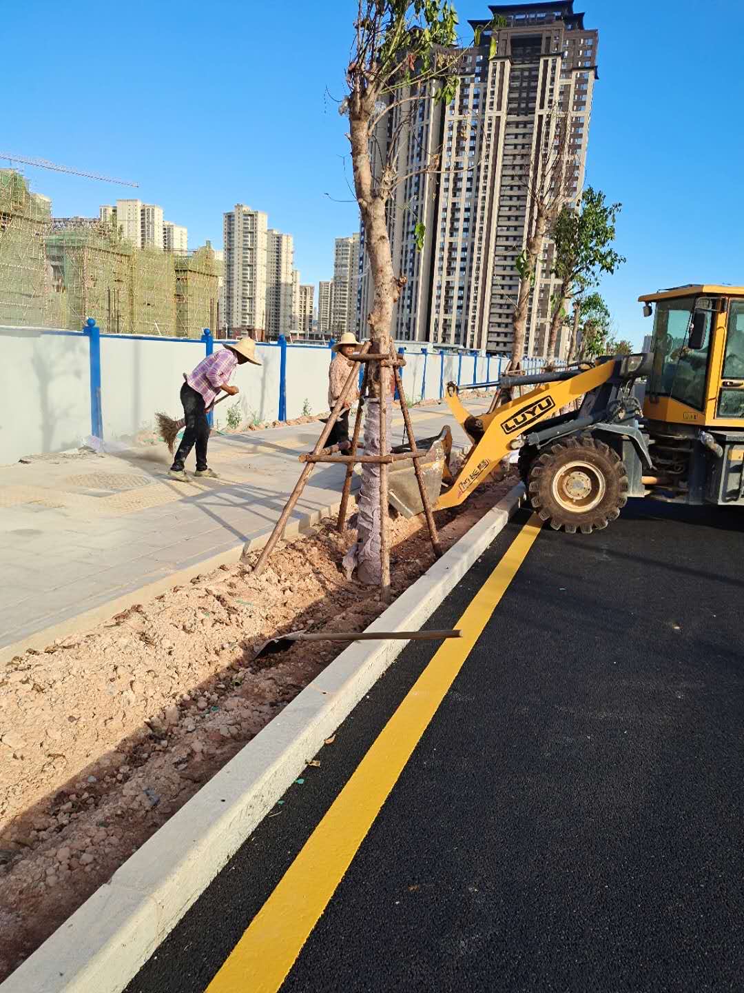 盛鴻環(huán)保公司 匠心筑路，助力西湖區(qū)市政道路建設(shè)新篇章
